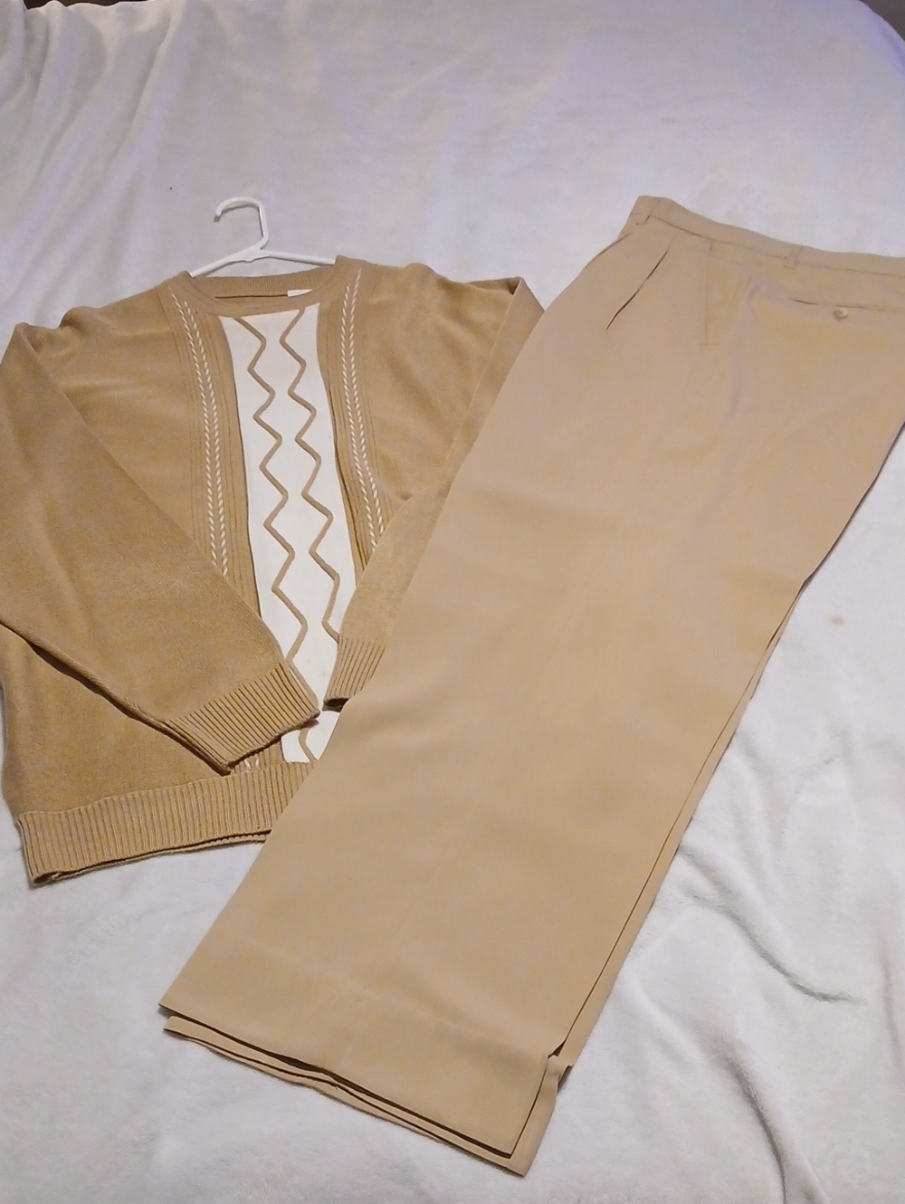 Source Unknown Tan/Cream Men Pants and Sweater Set